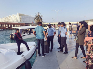 އެއަރޕޯޓުން ޑީޑީ ފުލުހުންގެ ލޯންޗަށް އެރުވީ އޭނާގެ އާއިލާގެ ކުރިމަތީގައި