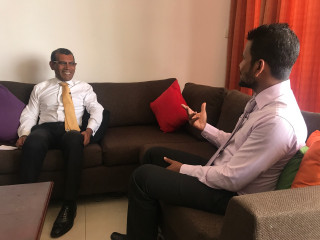 ރައީސް މުހައްމަދު ނަޝިދު ރާއްޖެ ޓީވީގެ ފަށާއިރު ޕްރޮގްރާމްގެ ހޯސްޓް، އާމިރު ސަލީމަށް އިންޓަވިއު ދެއްވަނީ