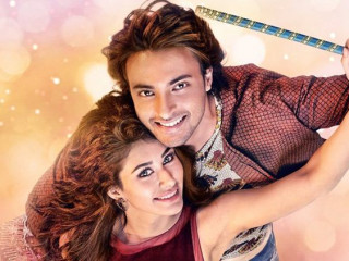 ލަވްރާތީގެ ފުރަތަމަ ފެނިލުން