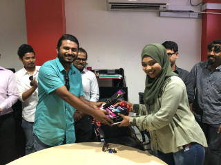 ލިންޗްޕިން އިން ރާއްޖެޓީވީގެ އަންހެން މުވައްޒަފުންނަށް ދިން ހަދިޔާ ހަވާލުކުރުން