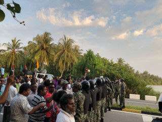 ލ،ގަމުގައި ބޭއްވި މުޒާހަރާއަށް ސިފައިން ހުރަސް އަޅަނީ