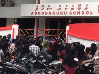 ތިނަދޫ އަބޫބަކުރު ސްކޫލްގެ ލީޑިންގ ޓީޗަރަކާއި މުވައްޒަފަކު ކަނޑާލަން އުޅޭތީ އިހުތިޖާޖު ކޮށްފި