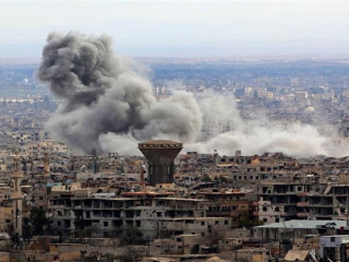 ސީރިއާގެ އިރުމަތީ ޣޫތާގައި ހިނގަމުންދާ ކުރިމަތިލުންތަކުގައި އެސަރަހައްދަށް ދިން ބޮމުގެ ހަމަލާއެއްގެ ސަބަބުން ދުން ބޯވެފައި