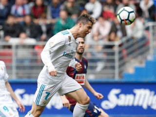 އެއިބާއާ ދެކޮޅަށް ކުޅުނު މެޗުގައި ރޮނާލްޑޯ ލަނޑު ޖަހަނީ