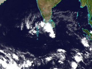 ލަންކާގެ މަތީގައި އުފެދިފައިވާ ކޮޅިގަނޑު ދައްކައިދޭ ސެޓެލައިޓް ފޮޓޯއެެއް