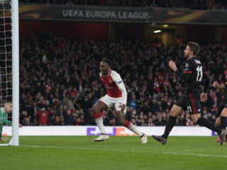 ޔޫރޮޕާ ލީގްގެ ދެވަނަ ބުރުގެ ފަހު ލެގުގައި އޭސީ މިލާން ކޮޅަށް އާސެނަލްގެ ފޯވާޑް ޑެނީ ވެލްބެކްގެ ފުރަތަމަ ލަނޑު ޖަހަނީ