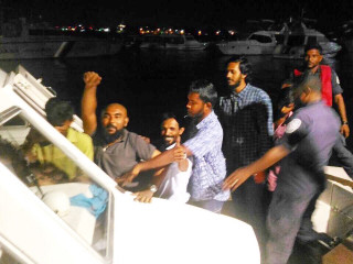 ބުރާސްފަތި ދުވަހުގެރޭ މާލޭގައި ކުރި މުޒާހަރާ އިން ހައްޔަރުކުރި ބައެއް މީހުން ދޫނިދޫއަށް ގެންދަނީ