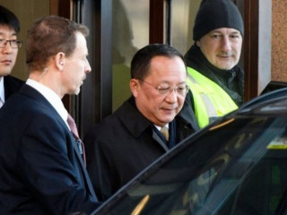 އުތުރު ކޮރެއާގެ ޚާރިޖީ ވަޒީރު ރީ ޔޮން-ހޯ (މެދުގައި)