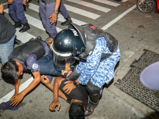 ހާކިމު މަނިކުފާނަށް އޮތް ހަމައެކަނި ގޮތަކީ ގަދަބާރުން ވެރިކަން ދެމެހެއްޓުން