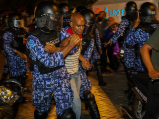 އިދިކޮޅު ފަރާތްތަކުން ކުރިޔަށް ގެންދިޔަ އެއްވުމަކަށް ފުލުހުން ހުރަސް އަޅަނީ