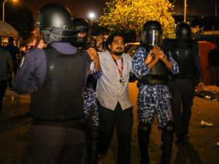 މުޒާހަރާއެއްގެ ތެރެއިން މީހަކު ހައްޔަރުކޮށްގެން ގެންދަނީ