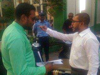 އަމީތުއަށް މިމައްސަލައިގައި ފުރަތަަމަ ޗިޓް އައީ ރާއްޖެ ޓިވީގެ ޕްރޮގްރާމެއް ނިންމަވާލައްވާފައި ނިކުންނެވި ވަގުތު