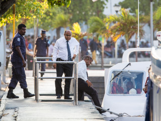 ފުލުހުންގެ ބެލުމުގެ ދަށުން އުއްތަމަ ފަނޑިޔާރު ދޫނިދޫއަށް ގެންދަނީ