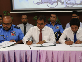 Environment Minister Thoriq Ibrahim (C), acting police commissioner Abdulla Nawaz (L), and WAMCO Managing Director Mohamed Shifau (R)