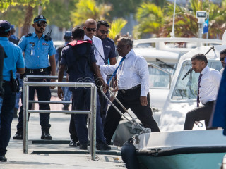 ފަސް ފަނޑިޔާރުންގެ ތެރެއިން ދެ ފަނޑިޔާރަކަށް ރިޝްވަތުދީގެން އަމުރު ނެރުން، ބޮޑު ޖޯކެއް؟