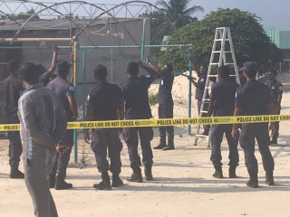 ފުލުހުން ހަރުގެ ރޫލާލުމުގެ ތެރެއިން