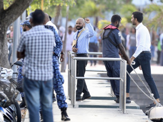 މެމްބަރު އަހުމަދު ފާރިސް މައުމޫން (އަތް އުފުއްލަވައިގެން) އާއި އިބްރާހީމް ސިޔާދު ގާސިމް (ލޯންޗުން ފައިބަނީ) ކޯޓަށް ހާޒިރު ކުރަނީ (ފައިލް ފޮޓޯ)