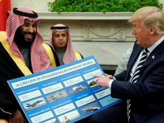 އެމެރިކާގެ ރައީސް ޑޮަނަލްޑް ޓްރަމްޕް (ކ) އަދި ސައުދީ ވަލީއަހުދު މުޙައްމަދު ބިން ސަލްމާން ސައުދީ އަށް ހަތިޔާރު ވިއްކުމުގެ ޕްލޭނާ ގުޅޭ ގޮތުން ވާހަކަ ދައްކަވަނީ