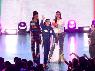 ކިޑްސް ޗޮއިސް އެވޯޑްސް 2018: މިލީ، ޖޯން، ޒެންޑޭޔާގެ ވާހަކަތައް \'މާޗް ފޯ އަވަރ ލައިވްސް\' މޫވްމަންޓަށް