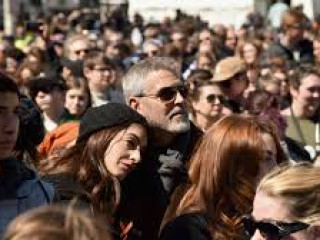 މާޗް ފޯ އަވަރަ ލައިވްސް: ހަތިޔާރު ވިއްކުމާ ދެކޮޅަށް ދަރިވަރުންތަކެއް ފެށި މޫވްމަންޓަށް ހޮލީވުޑްގެ ގިނަ ތަރިންތަކެއްގެ ތަރުހީބެއް