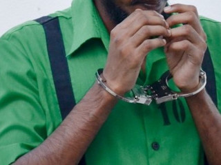 ގައިދީއެއްގެ އަތުގައި ބިޑި އަޅުވާފައި: މިއަހަރު އެންމެ ގިނައީ ވައްކަމާއި ޓްރެފިކް މައްސަލަތައް