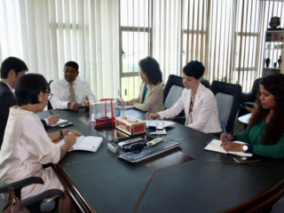 އދ. ގެ ވަފުދު މިނިސްޓަރ ޝައިނީއާއި ބައްދަލު ކުރައްވަނީ