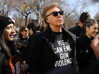 \'މާޗް ފޯ އަވަރ ލައިވްސް\'ގައި ބައިވެރިވީ ގާތް އެކުވެރިޔާ ޖޯން ލެނަންގެ ހަނދާނުގައި