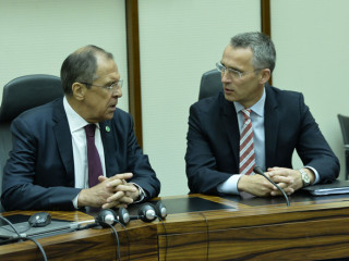 ރަޝިޔާގެ ޚާރިޖީ ވަޒީރު ލަވްރޯފް (ވ) ނޭޓޯގެ ވެރިޔާ ސްޓޮލްޓެންބަރގް (ކ) އާއިއެކު