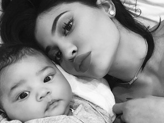 ކައިލީ ޖެނާ: އަދި ވެސް ދަރިން ބޭނުން، ބޭނުންވަނީ 7 އަންހެން ކުދިން