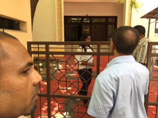 މެމްބަރު ޑީޑީ މަޖިލީހުގެ އިދާރާއަށް ވަޑައިގެން ގޭޓް ކުރިމަތީގައި