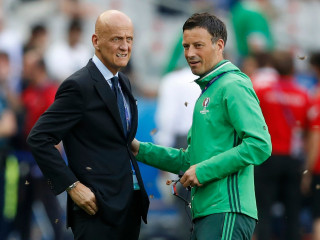 ޔޫރޯގެ ފައިނަލުގައި ރެފްރީކަންކުރި އިނގިރޭސިވިލާތަށް ނިސްބަތްވާ މާކް ކްލެޓެންބާގް (ކ) އަދި ކުރީގެ މަޝްހޫރު ރެފްރީ ކޮލީނާ (ވ)