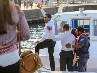 މަހުލޫފު ކޯޓަށް ގެނައުމަށްފަހު އަނބުރާ ދޫނިދޫއަށް ގެންދިޔުމަށް ފުލުހުންގެ ލޯންޗަށް އެރުވުމުން ރައީސް ޔާމީންގެ އިސްތިއުފާއަށް ގޮވާލައްވަނީ