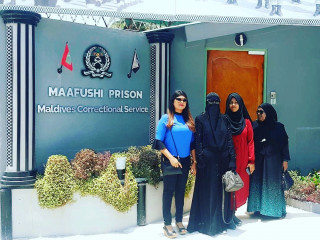 އަދީބު އާއިލާ ބޭފުޅުން ހޮނިހިރު ދުވަހު މާފުށީ ޖަލުގެ ބޭރުގައި