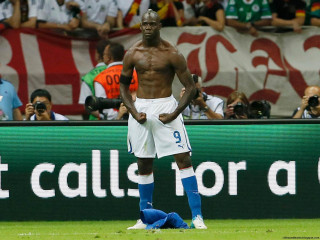 2012 ވަނަ އަހަރުގެ ޔޫރޯ ސެމީ ފައިނަލުގައި ޖަރުމަނު ކޮޅަށް ލަނޑު ޖެހުމަށްފަހު ބަލޮޓެލީ އުފާ ފާޅުކުރަނީ