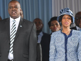 ބޮޓްސްވާނާގެ އަައު ރައީސް މޮގްވީޓްސީ މަސީސީ އަދި އަނބިކަނބަލުން ނިއޯ މަސީސީ