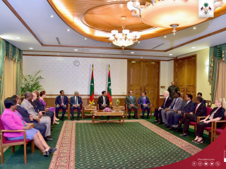 އދ. އަށް ކަނޑައަޅުއްވާފައި ތިއްބަވާ ޕާމަނަންޓް ރެޕްރެޒެންޓޭޓިވުން ހިމެނިވަޑައިގަންނަވާ ވަފްދަކާއެކު ރައީސް ޔާމިން ބޭއްވެވި ބައްދަލުވުން: ފޮޓޯ- ރައީސް އޮފީސް