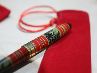 Thulhaadhoo brings lacquer art as gifts to RaajjeTV staff