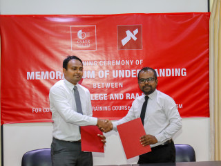 RaajjeTV COO Hussain Fiyaz Moosa (r) and Cyryx College’s Dean of Students Anil Adam