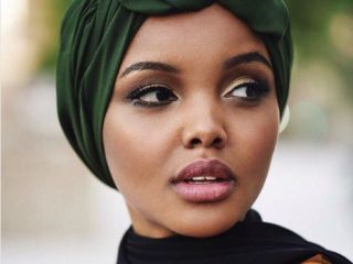 ބްރިޓިޝް ވޯގް މެގަޒިންގެ ކަވަރުގައި ފުރަތަމަ ފަހަރަށް ބުރުގާ އެޅި މޮޑެލްއެއް