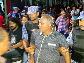 މާލޭގައި ބޭއްވުނު މުޒާހަރާއެއްގެ ތެރެއިން. ފުރަތަމަ ޤާނޫނު އަސާސީގައި ޢަމަލުކުރަން ނުހަނު ދަތި މާއްދާތަކެއް ހުރި.