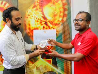 RaajjeTV COO Hussein Fiyaz Moosa (R) and SanguTV\'s Managing Director Ibrahim \'Asward\' Waheed