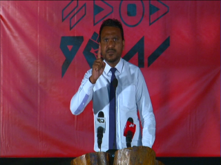 ތިނަދޫ ދެކުނު ދާއިރާގެ މެމްބަރު އަބްދުﷲ އަހުމަދު (އަބުޅޯ) ޖަލްސާގައި ވާހަކަ ދައްކަވަނީ