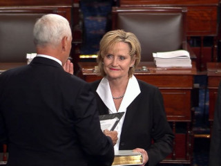 މިސިސިޕީގެ ފުރަތަމަ އަންހެން ސެނޭޓަރ އާއިއެކު ސެނޭޓްގެ އަންހެން ބޭފުޅުންގެ އަދަދު ރެކޯޑެއް