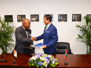 ރާއްޖެ އާއި އައިވަރީ ކޯސްޓާ ދެމެދު ސިޔާސީ ގުޅުން ޤާއިމްކުރުމުގެ އެއްބަސްވުމުގައި ސޮއިކުރުމުގެ ރަސްމިއްޔާތު