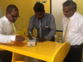 ދ އަތޮޅު ކައުންސިލްގެ ނައިބް ރައީސް އިބްރާހިމް ނާސިރު އެމްޑީޕީއަށް ސޮއިކުރައްވަނީ