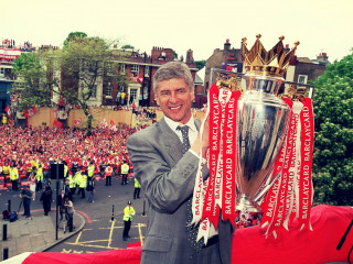 އާސެނަލްގެ ކޯޗު އާސެން ވެންގާ ޕްރިމިއާ ލީގުގެ ތަށްޓާއެކު