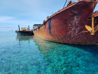 Wtnesses in Dhangethi island believe the vessel to be foreign