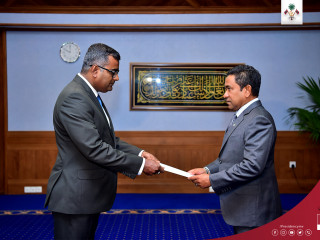 President Abdulla Yameen (R) presented Nasheed with his letter of appointment during an event held at the President\'s Office