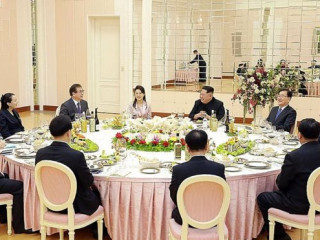 ދެ ލީޑަރުންނަށް ކޮރެއަން ޕެނިންސިއުލާގެ އެކި ކަންކޮޅުތަކުގެ ފަރިއްކޮޅުތައް އެރުވޭނެ