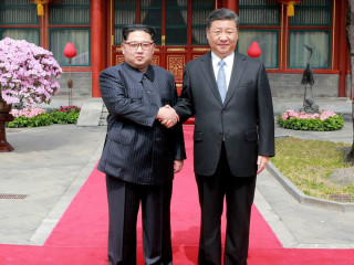 ދެކުނު ކޮރެއާއާ އެކު ވާހަކަތަކައް ދިޔުމުގެ ކުރިން އުތުރު ކޮރެއާގެ ލީޑަރު ކިމް (ވ) ވަނީ ޗައިނާގެ ރައީސް ޝީ (ކ) އާއި ބައްދަލު ކުރައްވާފައި